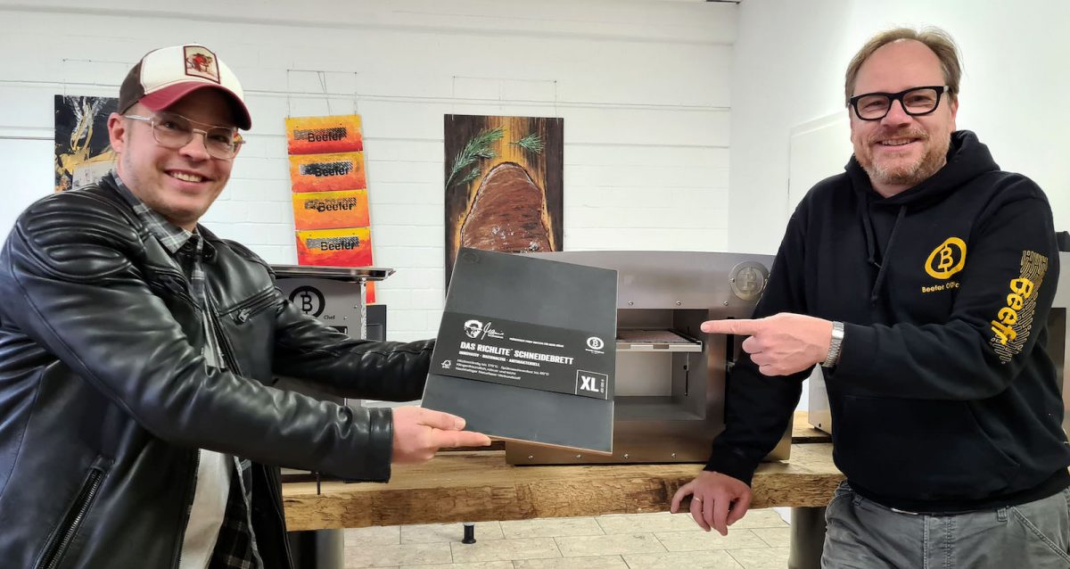 Beefer Schneidebrett by Mario Kotaska - hier mit Gründer Frank Hecker